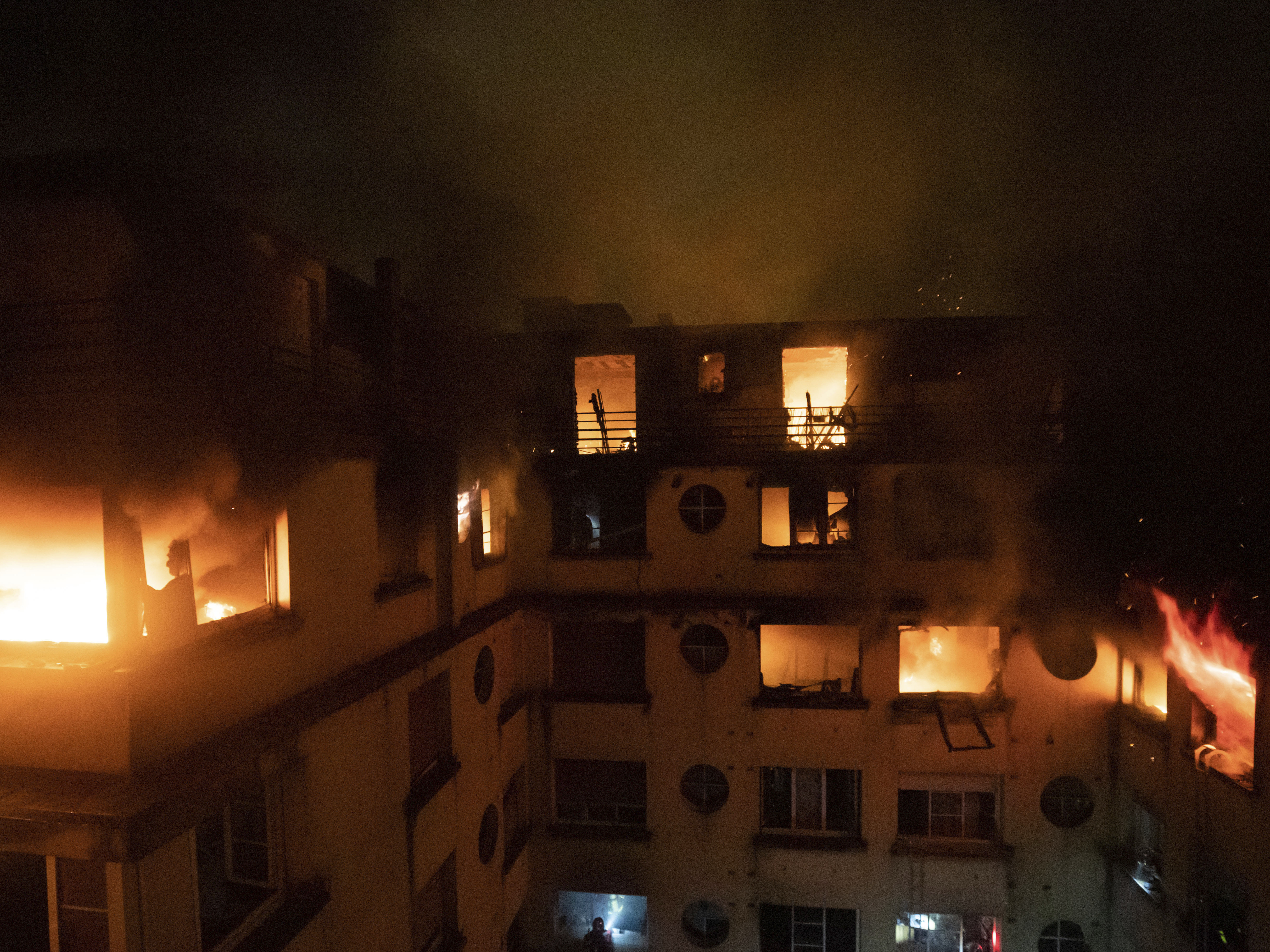 At least 10 killed, dozens injured in Paris apartment fire