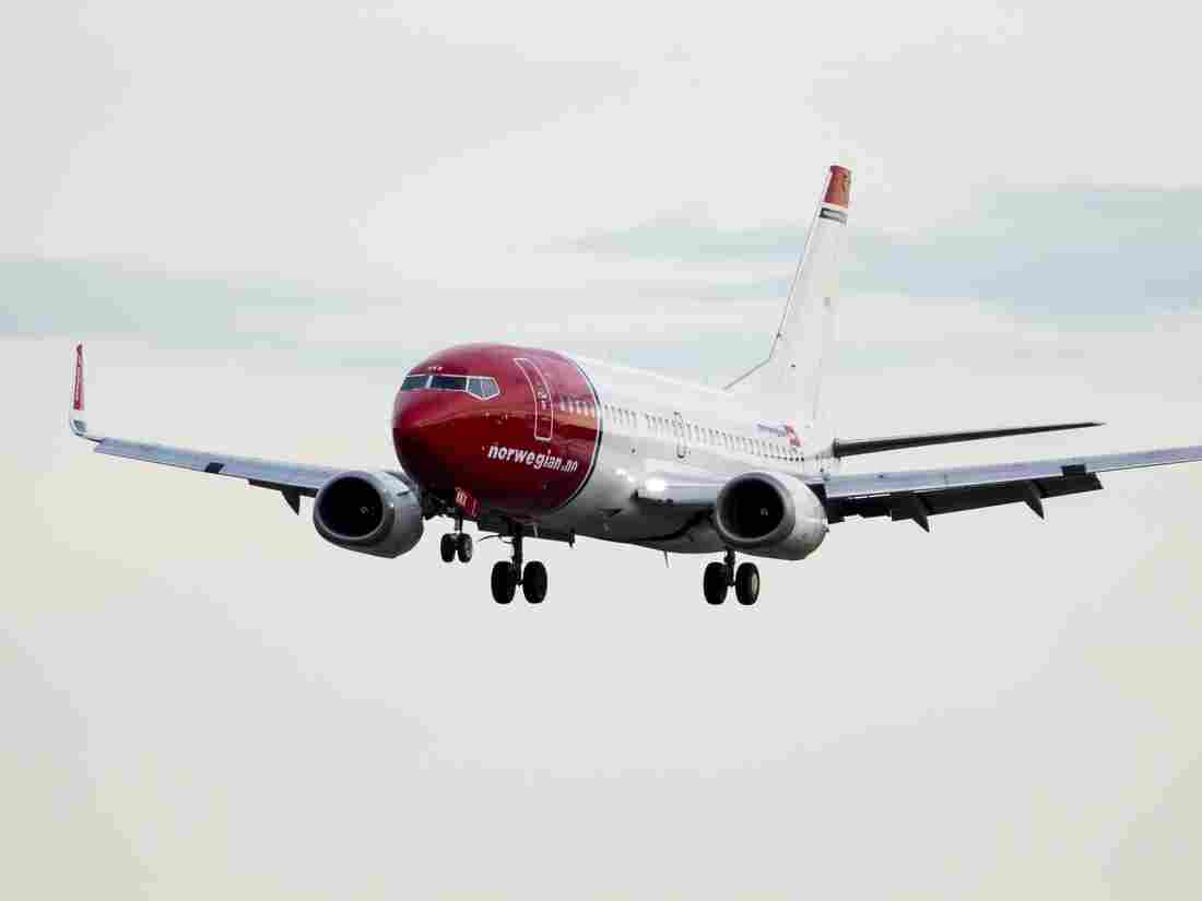 A Boeing 737-33S operated by Norwegian Air makes its way to Oslo.