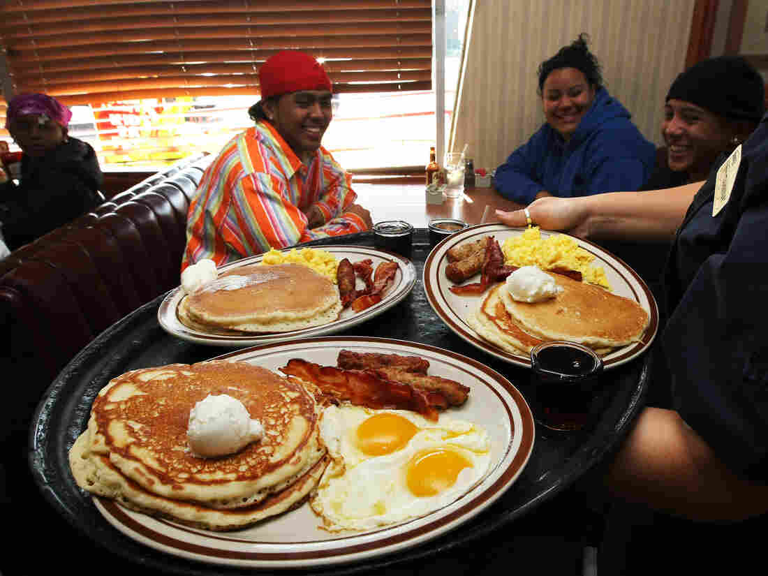 A waitress from the Denny Group provides a breakfast to guests in Emeryville, California. The minimum wage has been set at $ 2.13 since 1991.