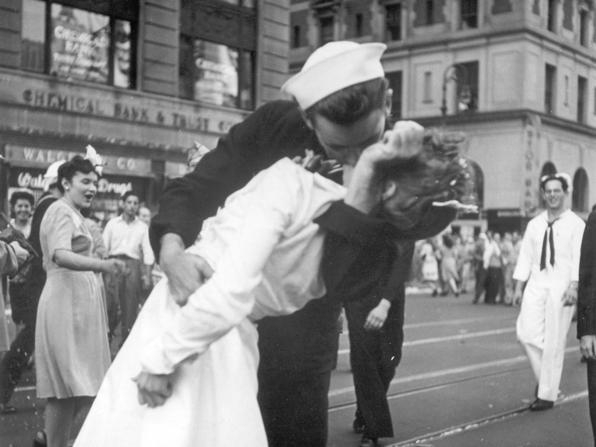 MeToo Graffiti Scrubbed From Sarasota V-J Day Kissing Statue