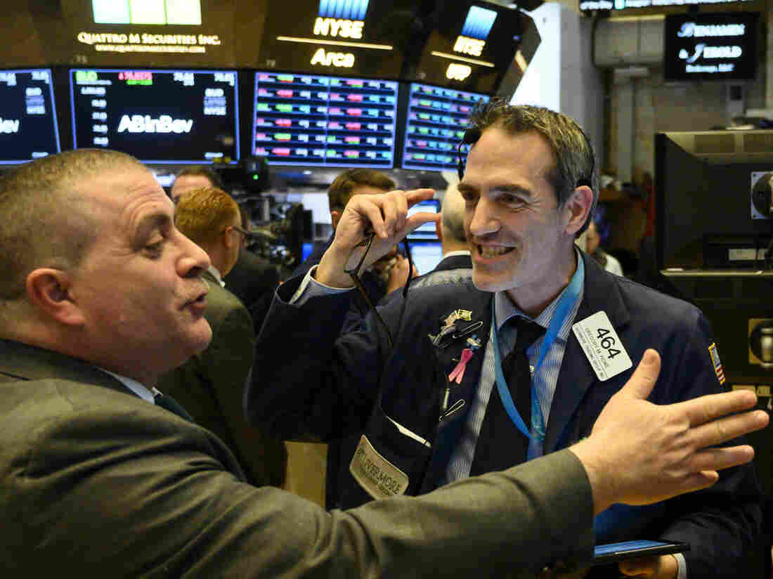 On February 1, 2019 in New York, two traders agreed two seconds after the closing bell on the floor of the New York Stock Exchange (NYSE). - (Photo by Johannes EISELE / AFP) (The photo credit should read: JOHANNES EISELE / AFP / Getty Images)