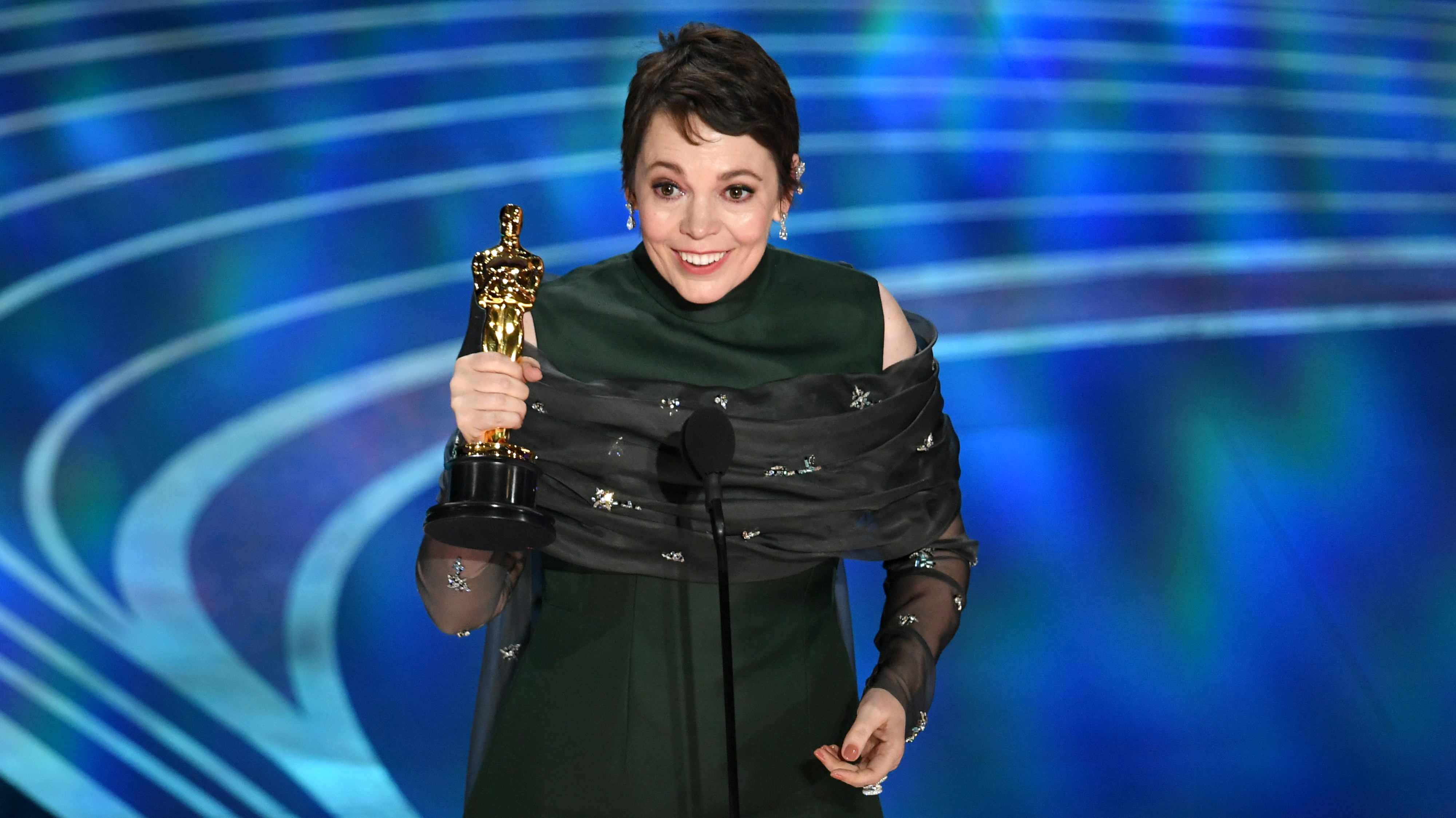 Olivia Colman accepts the Oscar actress in a leading role for <em>The Favourite.</em> (Getty Images)