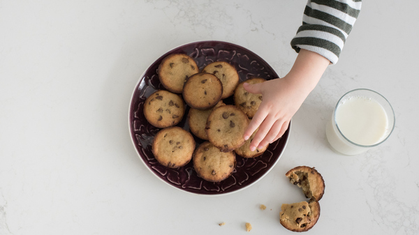 Social media may sway kids to eat more cookies -- and more calories