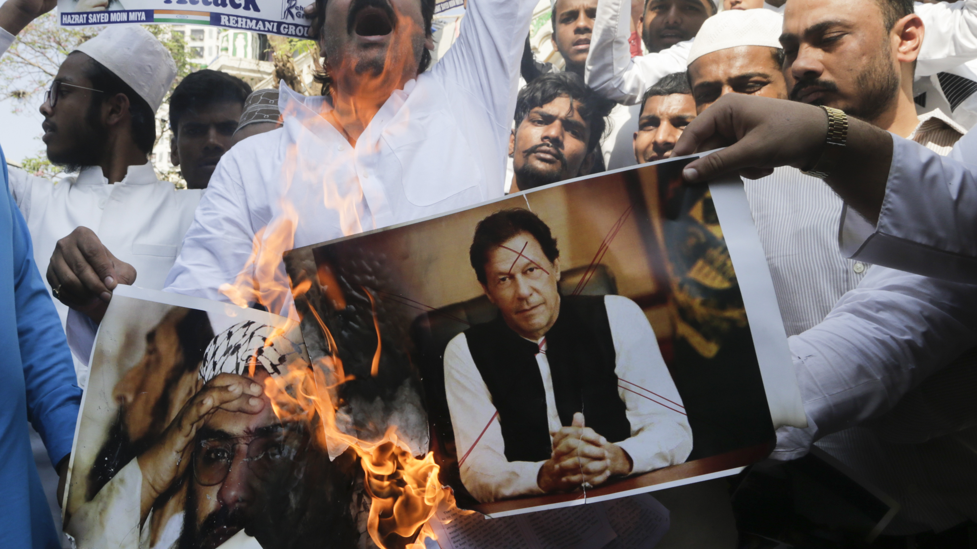 Indian protesters in Mumbai burn posters of Pakistan