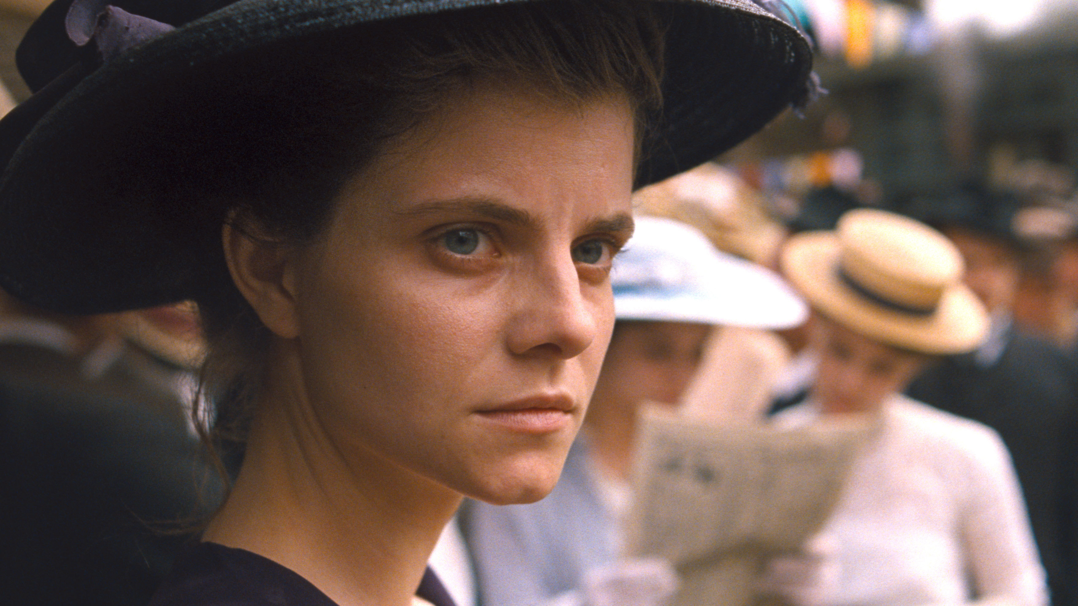 Sunset stars Juli Jakab as Irisz Leiter, a young woman in Budapest on the eve of WWI.