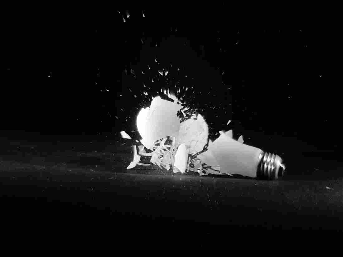 circa 1955: An ordinary electric lightbulb seems to explode on contact when it is dropped from a height of six feet. (Photo by Al Barry/Three Lions/Getty Images)