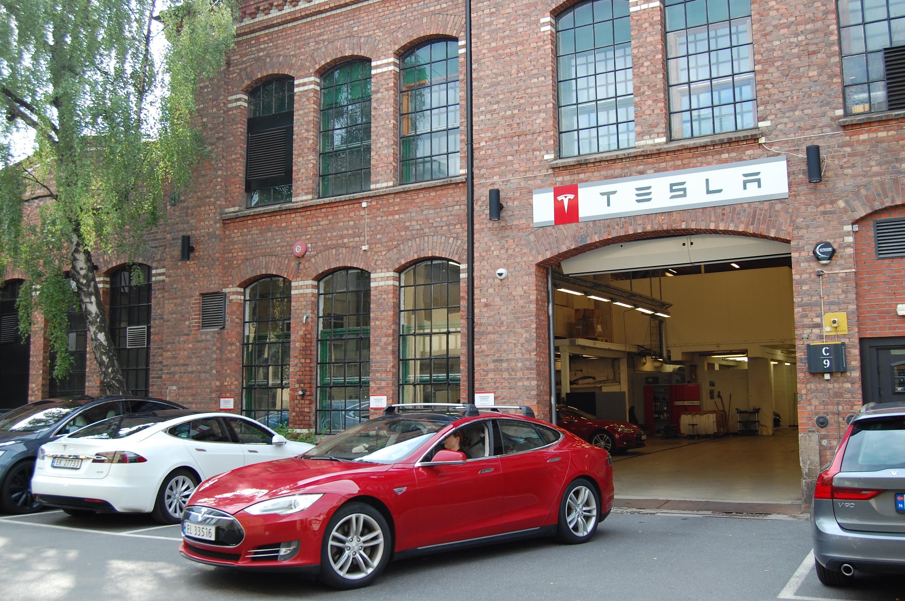 A Tesla Model S electric car leaves a service center in Oslo, Norway, in 2018. (AFP/Getty Images)