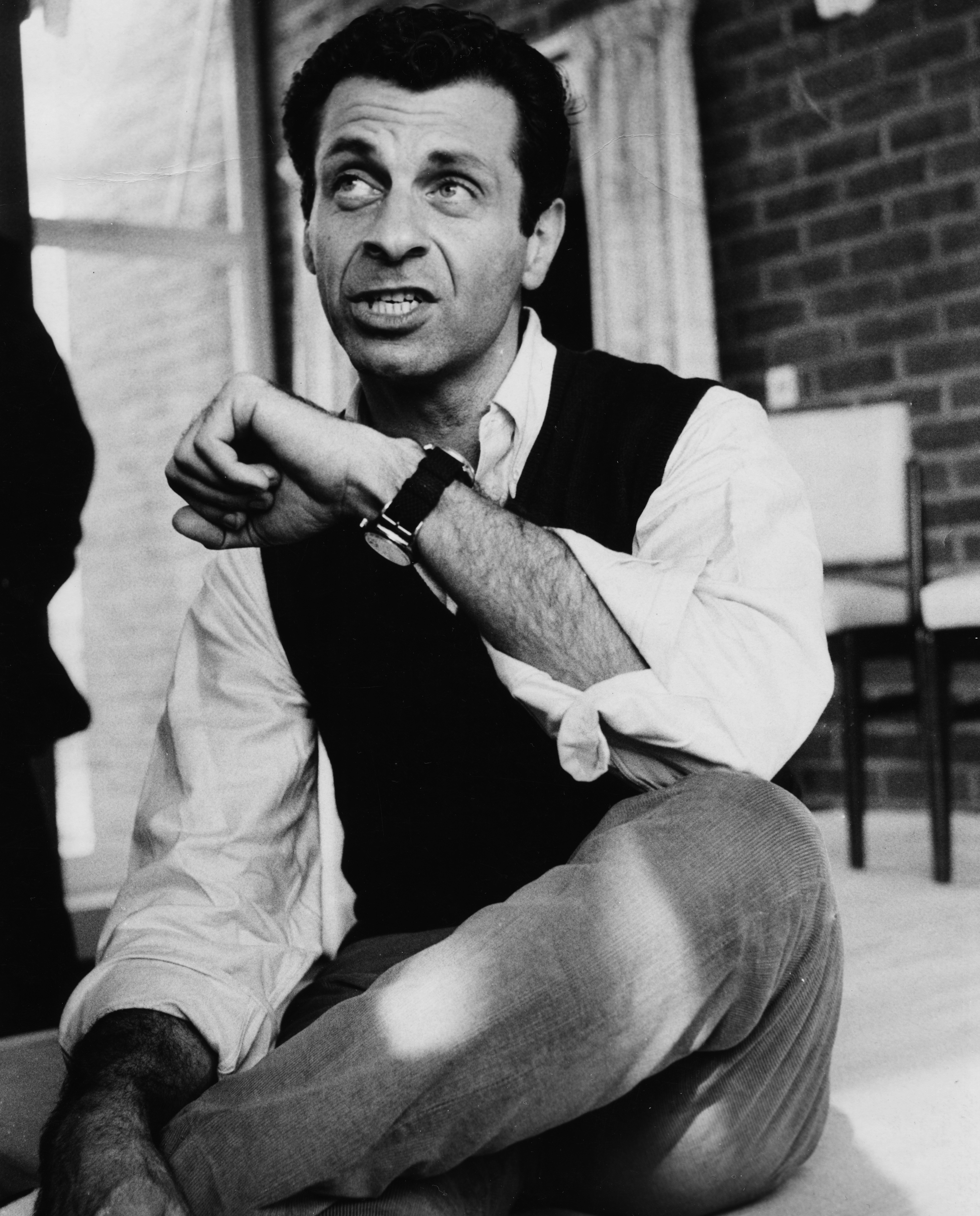 Comedian Mort Sahl cracks a joke at a press conference in London on July 10, 1961. (Getty Images)