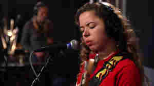 Nilüfer Yanya Shows Off Catchy Melodies And A Stunning Voice