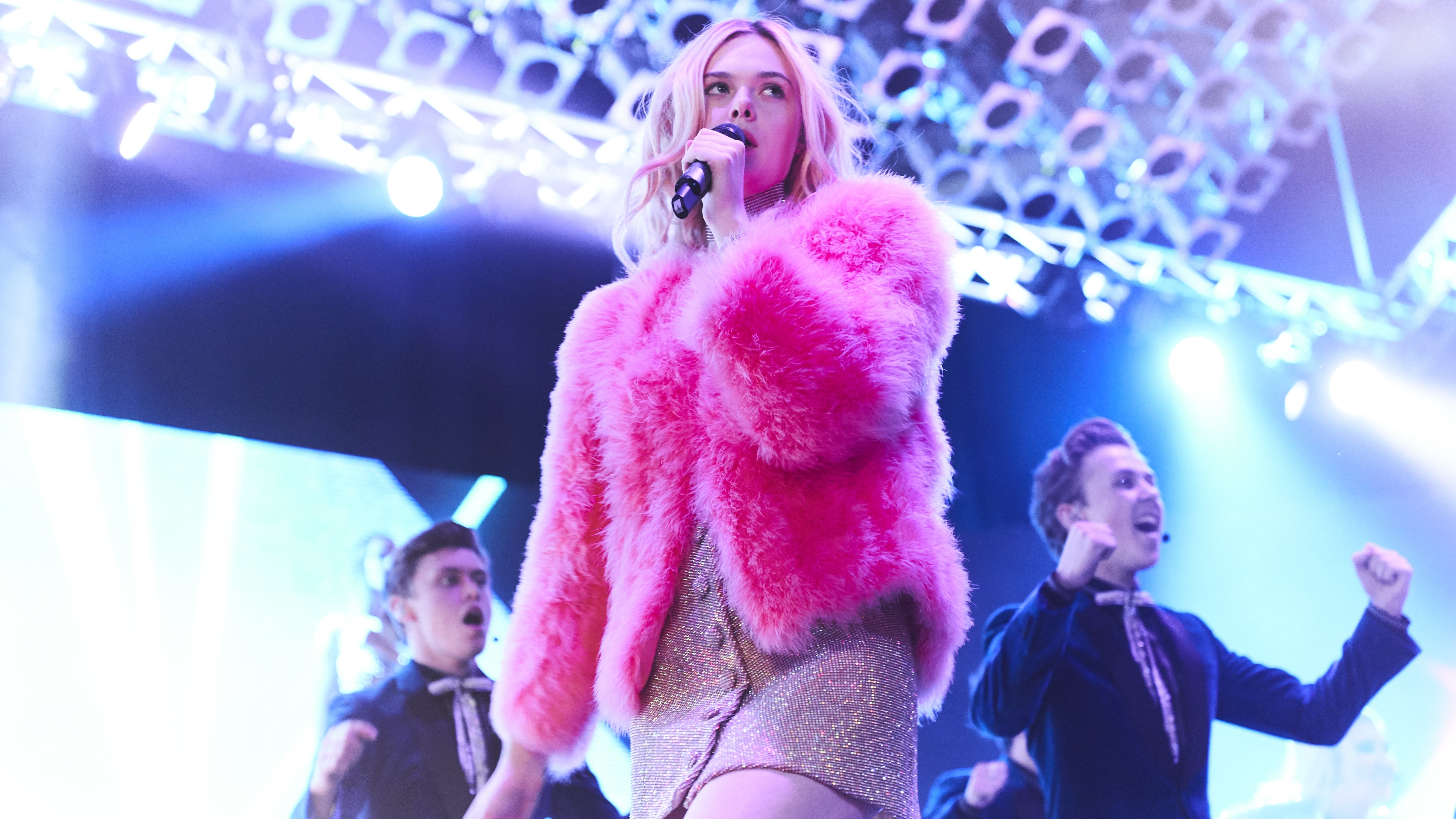 Teen Spirit stars Elle Fanning as Violet, a girl from the Isle of Wight with dreams of being a pop star.