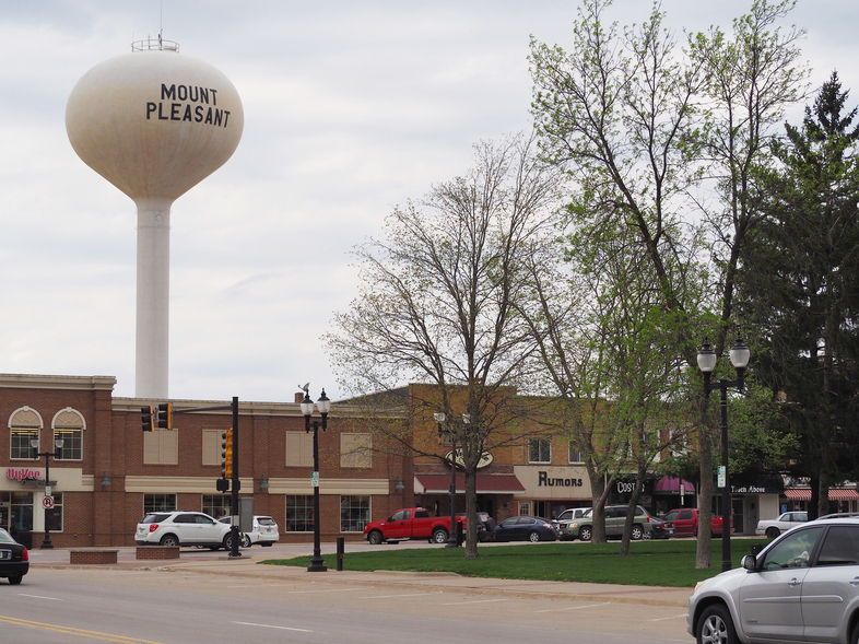 A lot of Iowa business owners in towns like Mount Pleasant are facing chronic labor shortages. One solution is to encourage more outsiders to come to the state, including immigrants. (Jim Zarroli/NPR)
