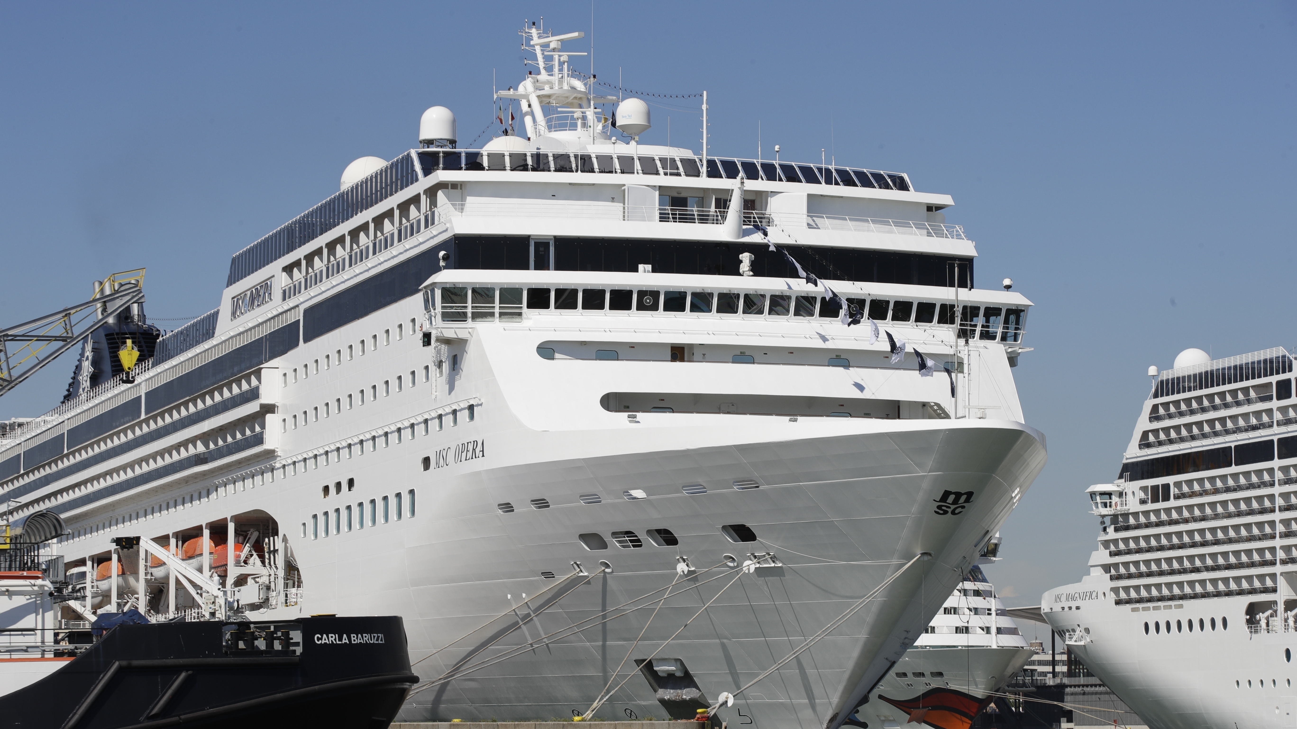 modern cruise ships colliding