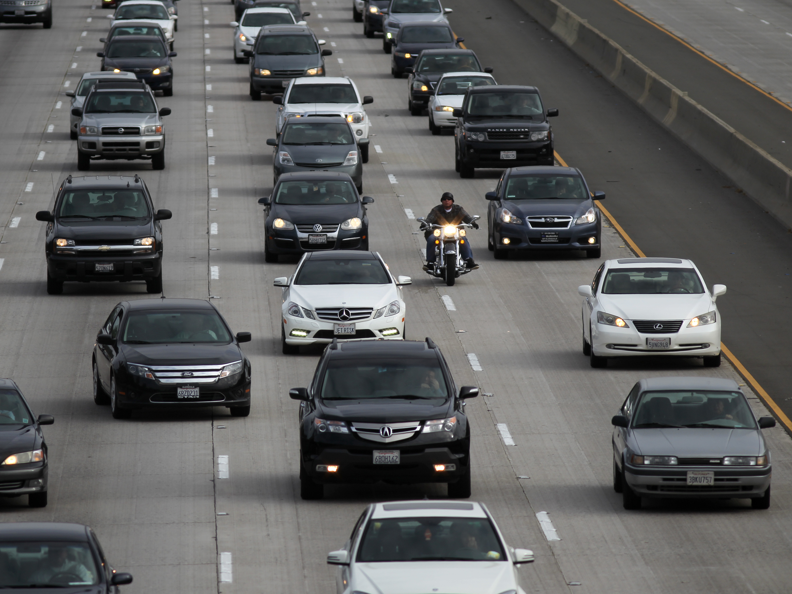 Morning traffic fills a freeway in Los Angeles. Seventeen automakers signed a letter to the Trump administration and California Gov. Gavin Newsom saying they want one set of policies to reduce greenhouse gases and make cars more fuel efficient. (Getty Images)