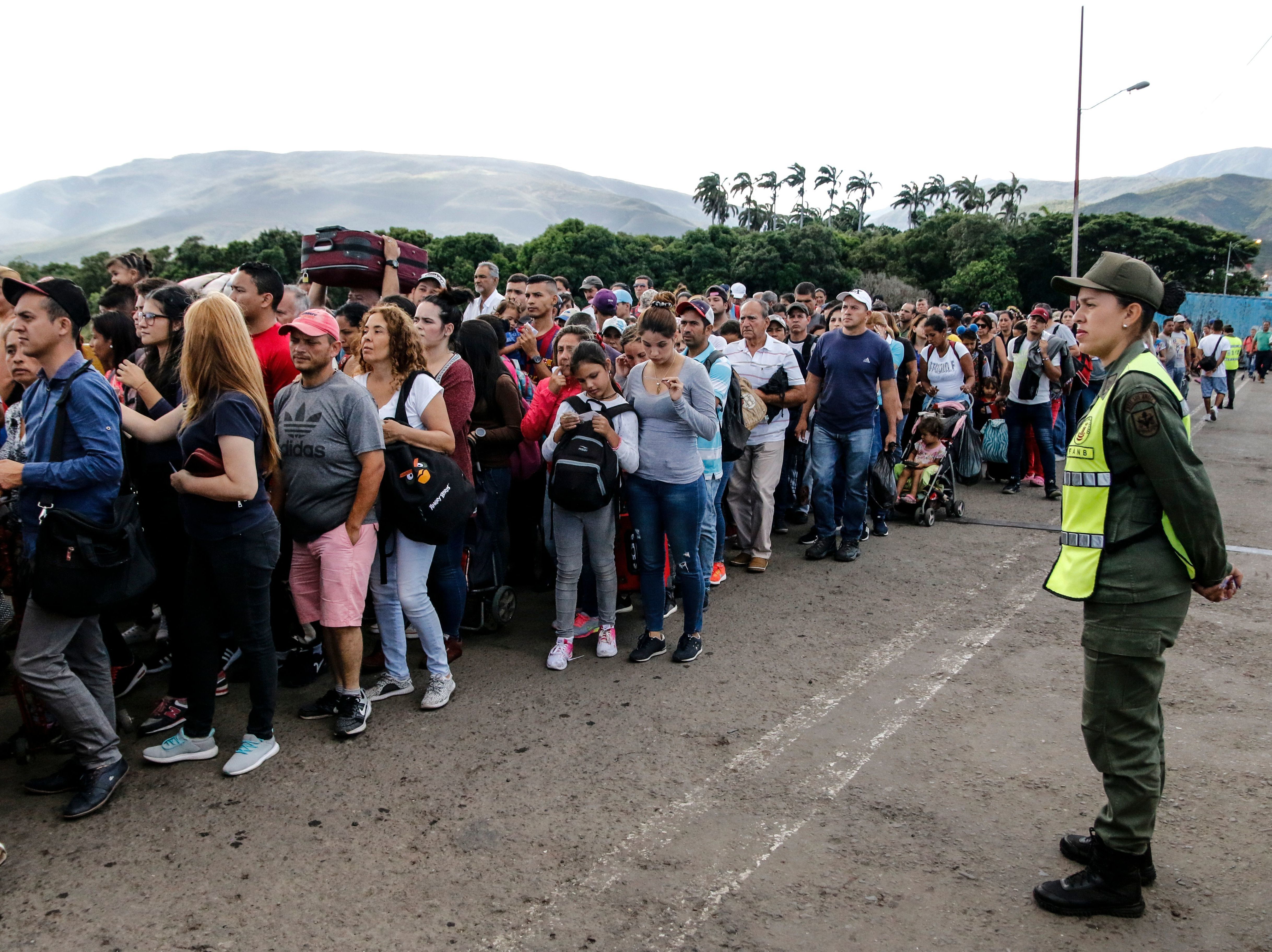 People line up to cross the Simón Bolívar International Bridge from San Antonio del Tachira in Venezuela to La Parada, Colombia, to buy goods. (AFP/Getty Images)