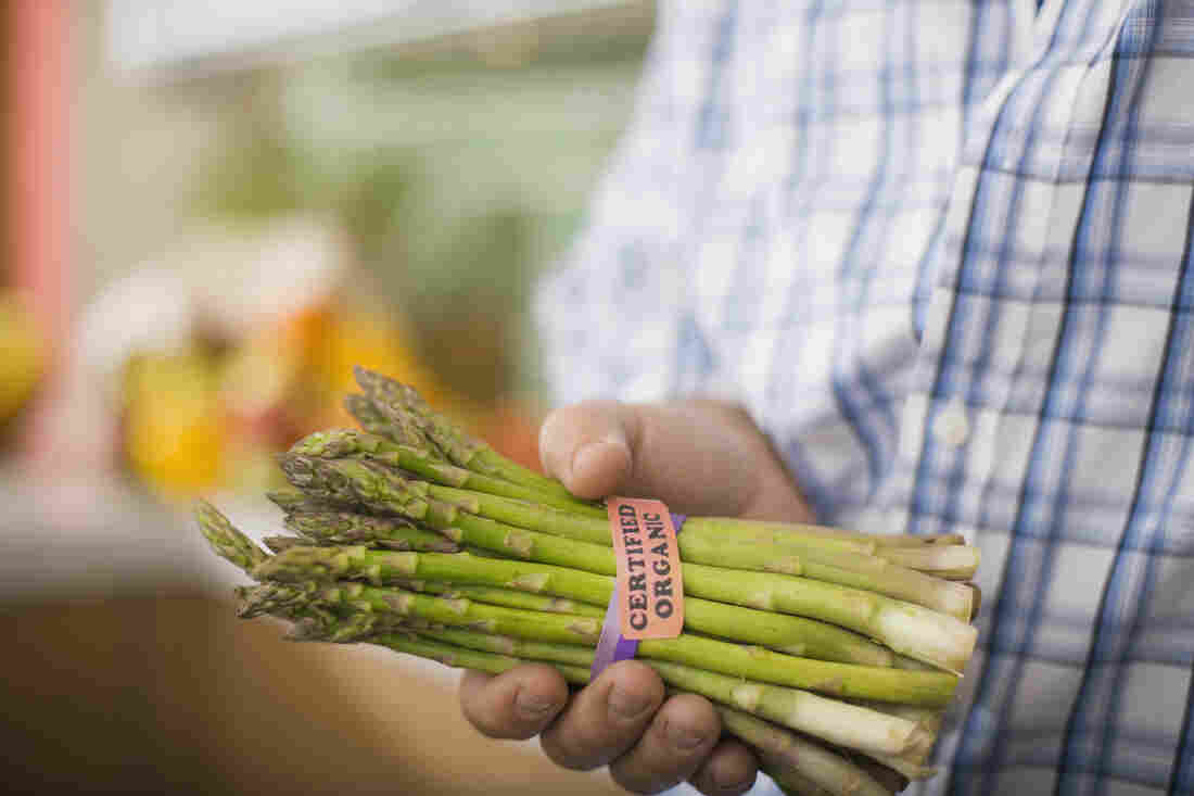 Grocery stores are full of foods whose labels appeal to the ideals of consumers, such as organic products, without cages or fair trade. But there is often a gap between what these labels seem to promise and what they actually produce.