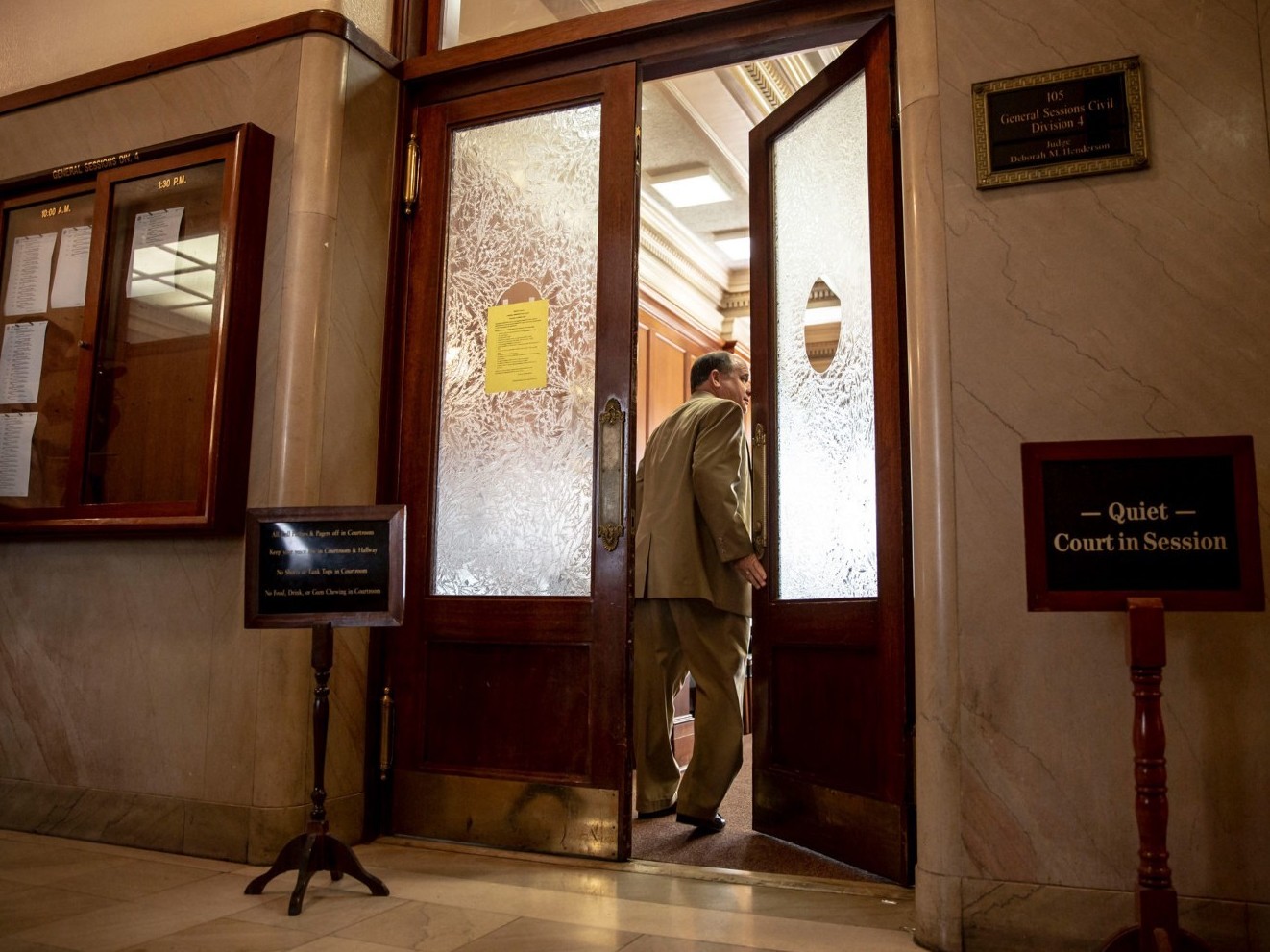 <em></em>R. Alan Pritchard, one of two attorneys for Methodist Le Bonheur Healthcare, heads into Shelby County General Sessions Court Wednesday in Memphis. He asked the court to drop more than two dozen cases as the hospital reviews its collection policies. (Andrea Morales for MLK50)