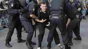 Russian Police Arrest Hundreds Of Demonstrators At Moscow Protest 
