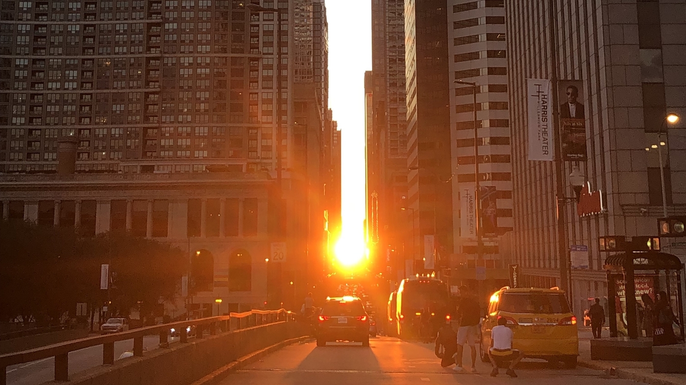 On the 2022 fall equinox, 'Chicagohenge' emerges between Chicago's