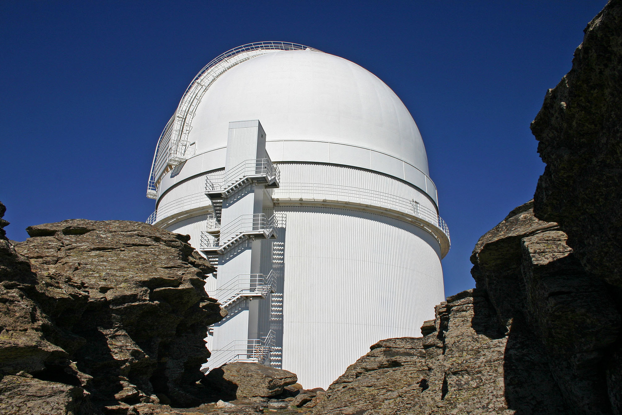 A team of scientists used a telescope at the Calar Alto Observatory in Spain to detect a gas giant orbiting a tiny red star some 30 light-years from Earth. (Science Source/Getty Images)