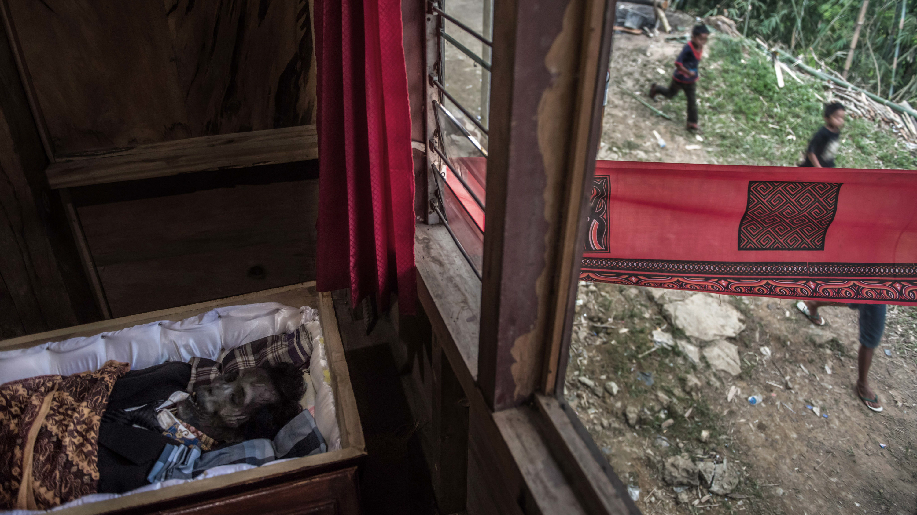 PHOTOS: The Dead Live With Their Relatives In Indonesia's Toraja ...
