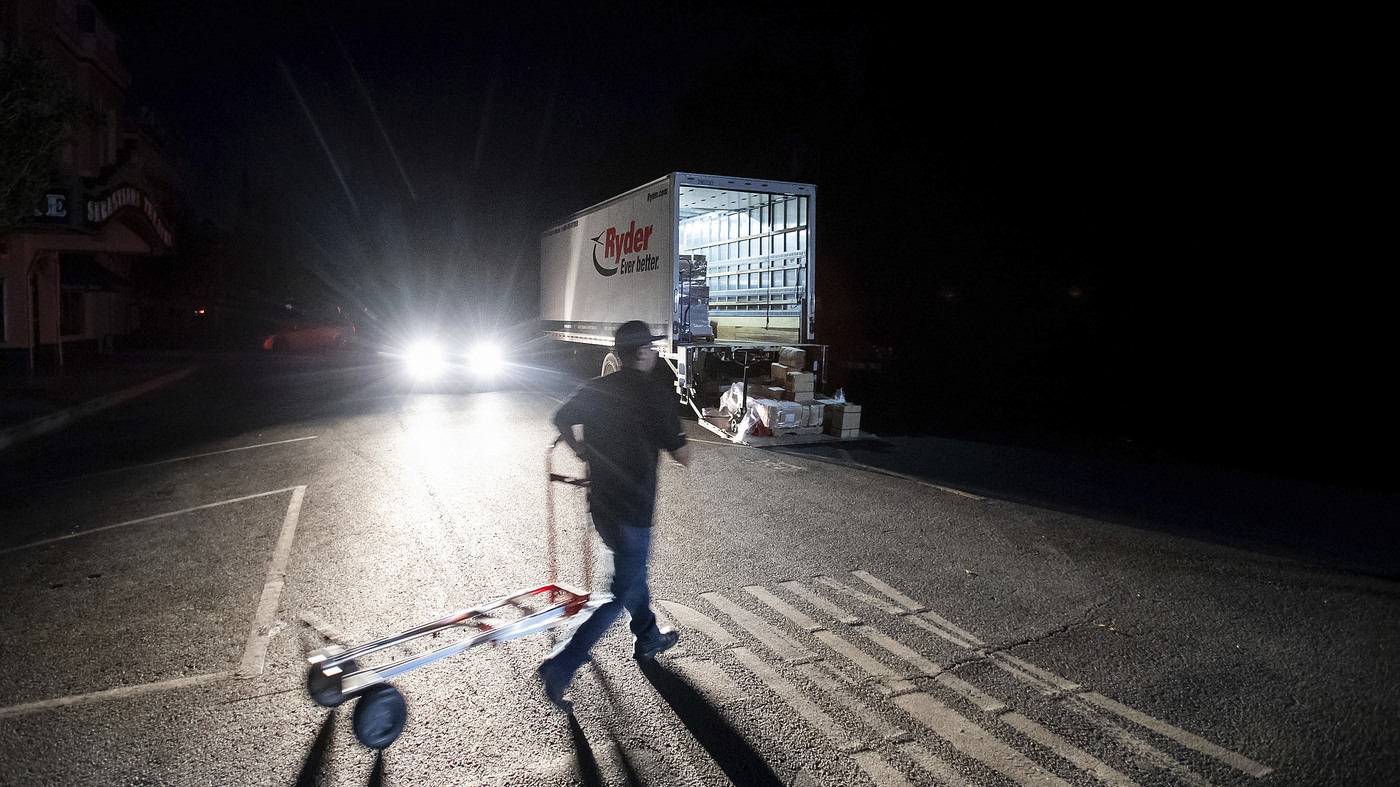 Utility Giant PG&E Voluntarily Shuts Off Power, Could Impact 800,000 Californians thumbnail