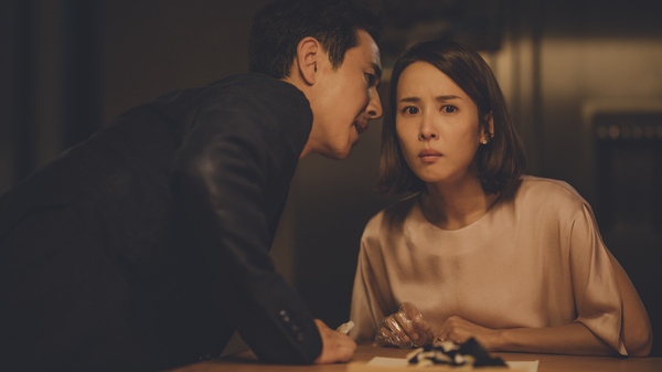 Sun Kyun-lee and Cho Yeo-jeong play Mr. and Mrs. Park, a wealthy couple whose hired help isn