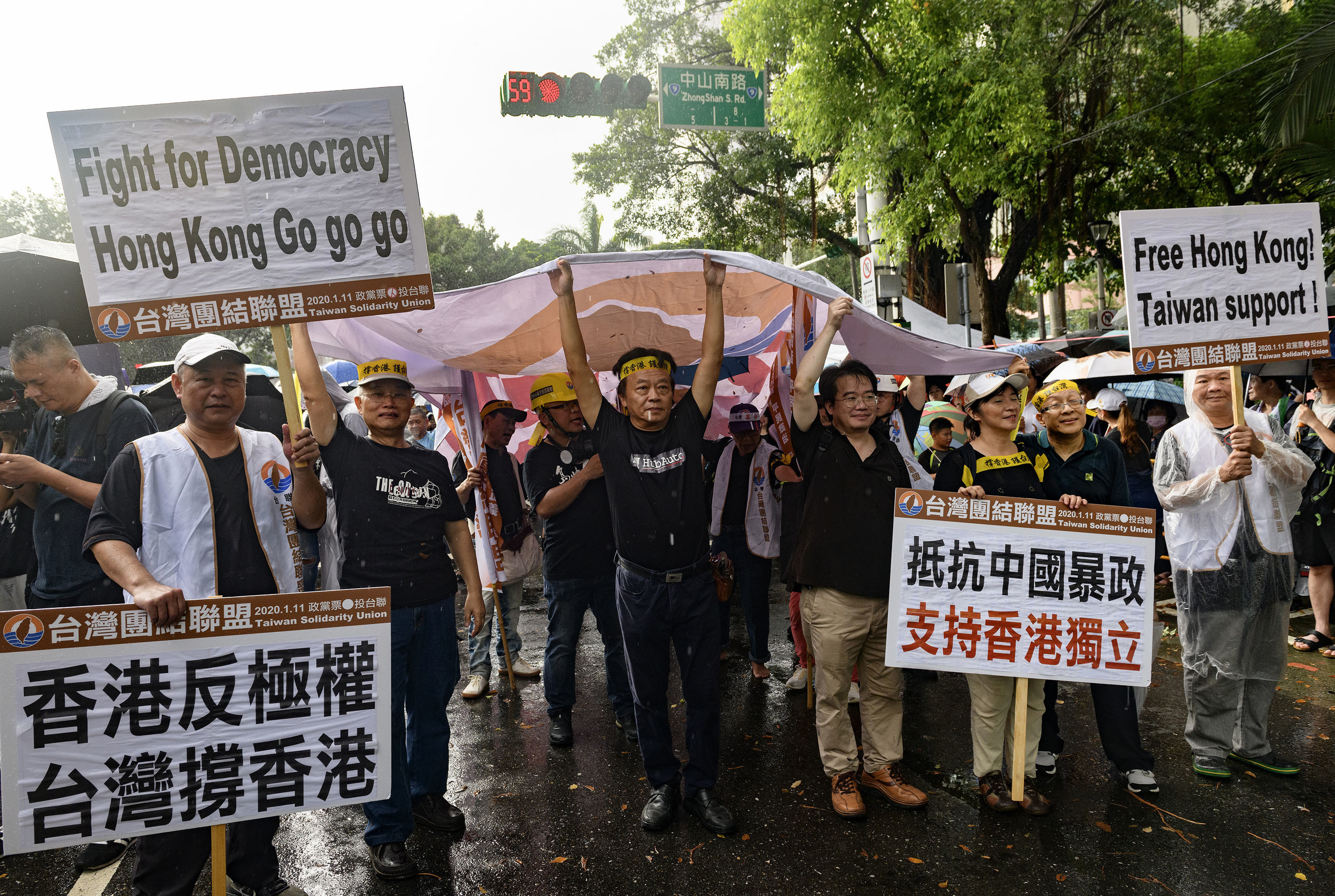 Members of the pro-Taiwan independence Taiwan Solidarity Union march in downtown Taipei in support of Hong Kong protesters demanding more freedom and autonomy from China. (LightRocket via Getty Images)