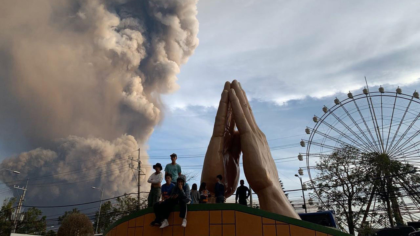 Volcanic Eruption In Philippines Causes Thousands To Flee thumbnail