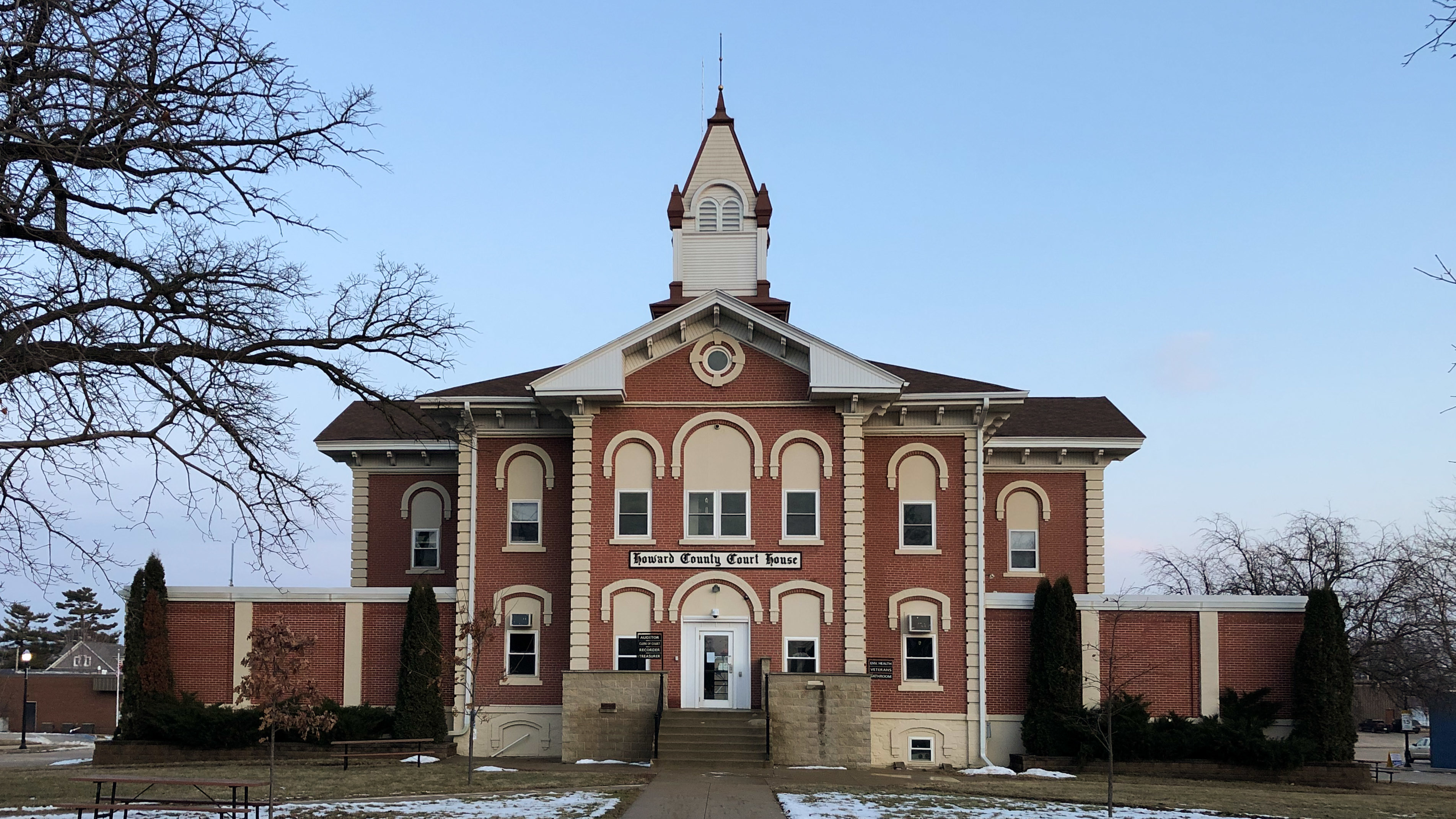 Reporters have descended on Howard County, Iowa, trying to understand the massive political shift there. (NPR)