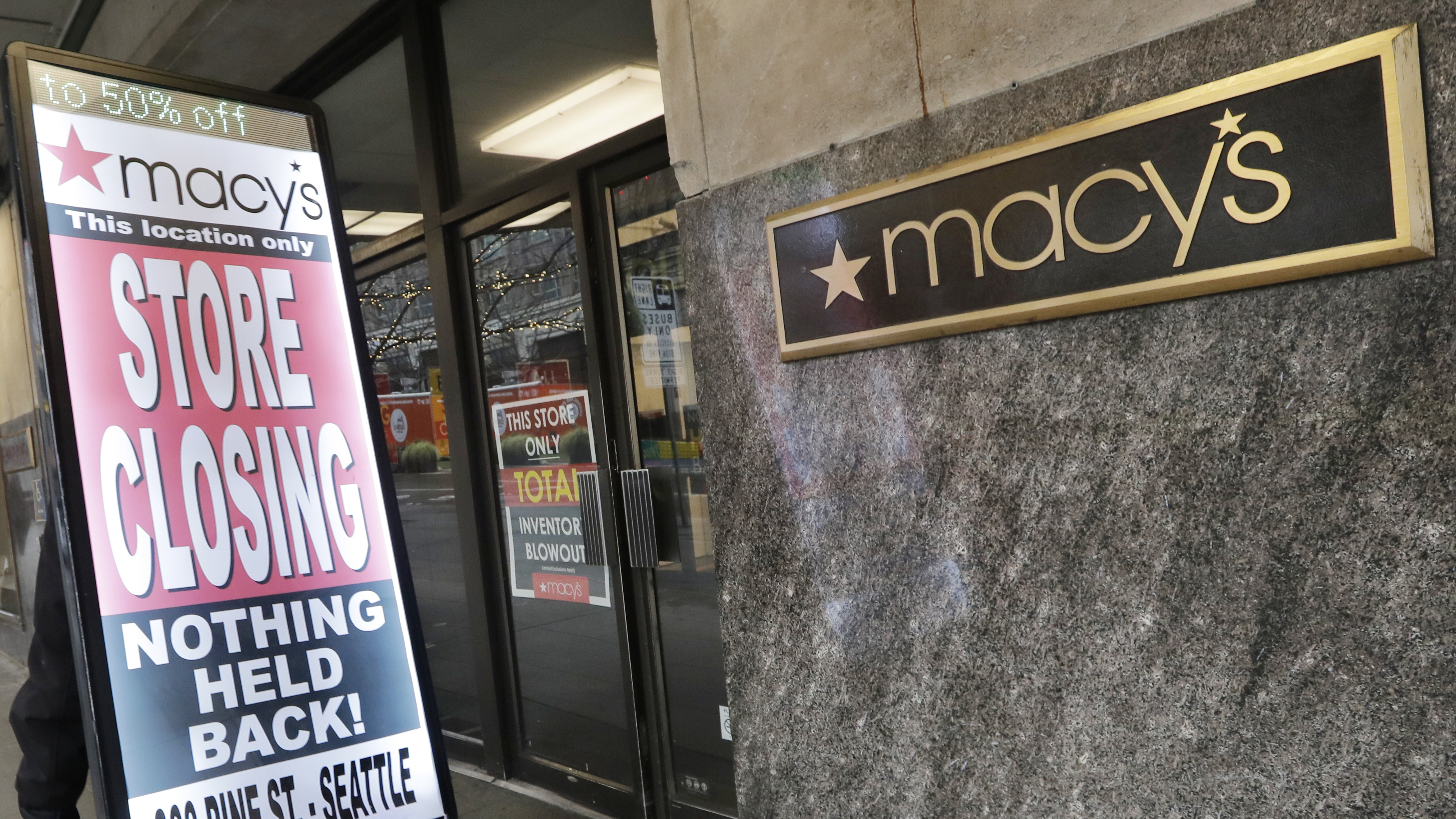 Macy S Closing 125 Stores Cutting 2 000 Jobs As Mall Stores