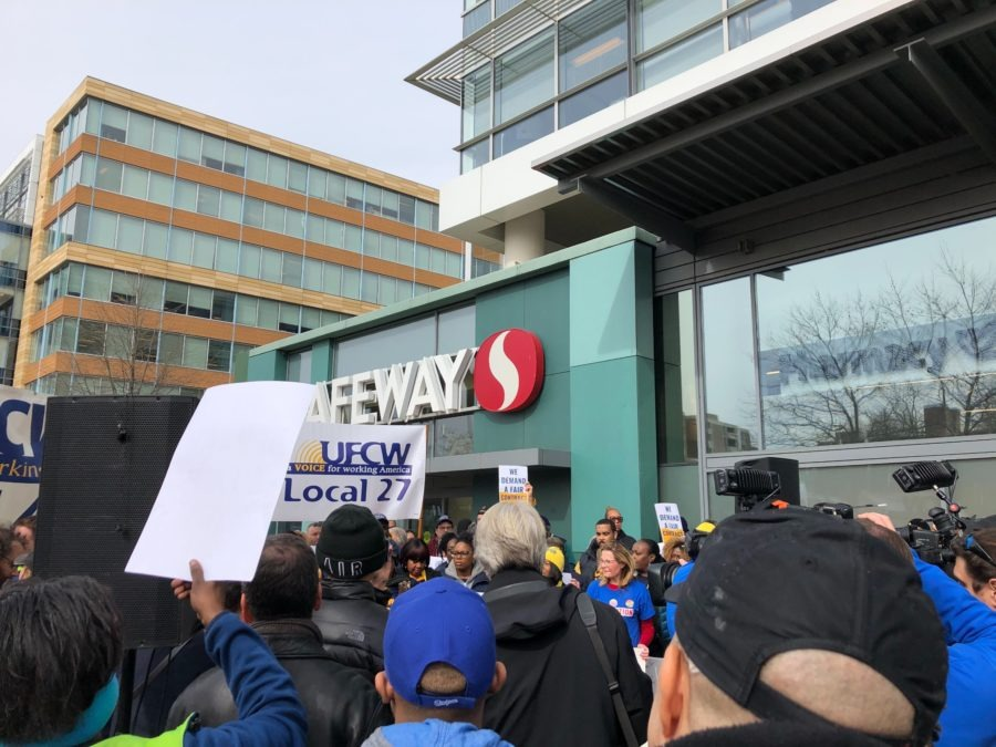 Union Reaches Tentative Agreement With Giant As Safeway Negotiations