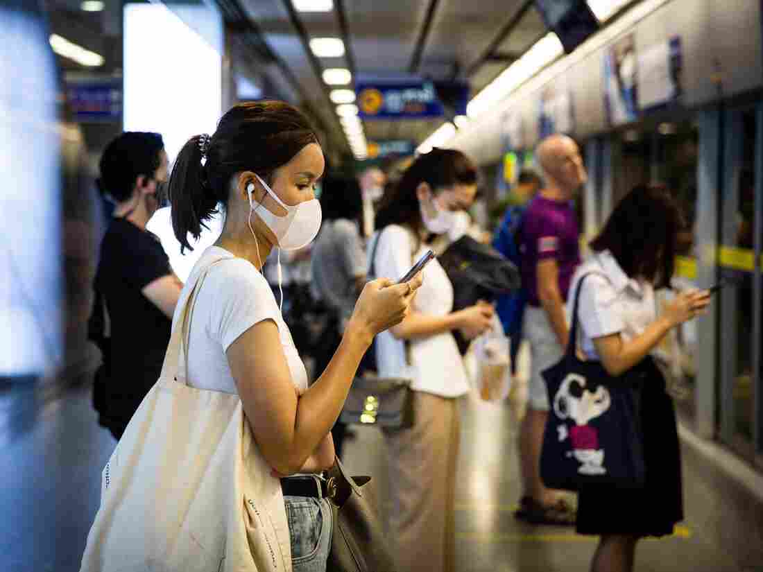 BANGKOK, THAILAND - FEBRUARY 28: People wear N95 face masks on the Sukhumvit MRT train platform on February 28, 2020 in Bangkok, Thailand.(Photo by Lauren DeCicca/Getty Images)