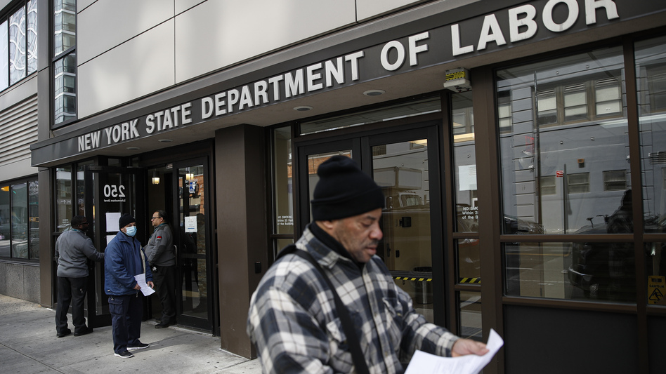 Forecasters say the government's aggressive efforts to slow the spread of the coronavirus will trigger the sharpest slowdown in the U.S. economy on record. (John Minchillo/AP)