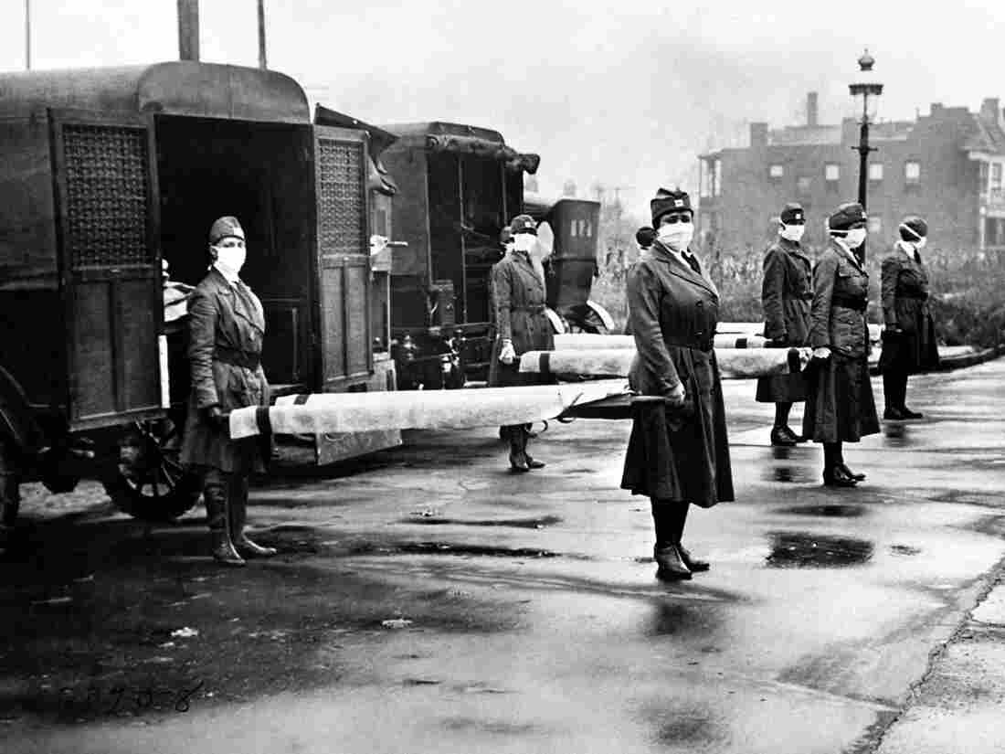 The St Louis Red Cross Motor Corps on duty at the backs of ambulances during the Influenza epidemic, St Louis, Missouri, October 1918. (Photo by Underwood Archives/Getty Images)