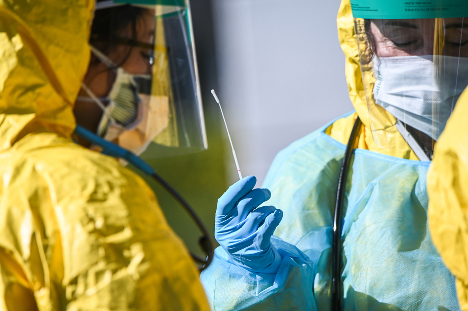 A health care worker holds a swab used for COVID-19 testing at the ProHEALTH testing site in Jericho, N.Y., March 24, 2020. (Steve Pfost/Newsday RM via Getty Images)