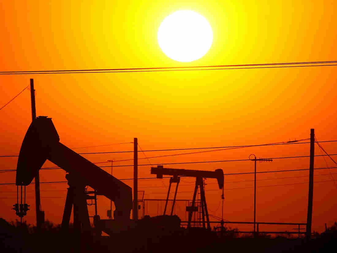TAFT, CA - JULY 22: Oil rigs just south of town extract crude for Chevron at sunrise on July 22, 2008 in Taft, California. Hemmed in by the richest oil f(Photo by David McNew/Getty Images)
