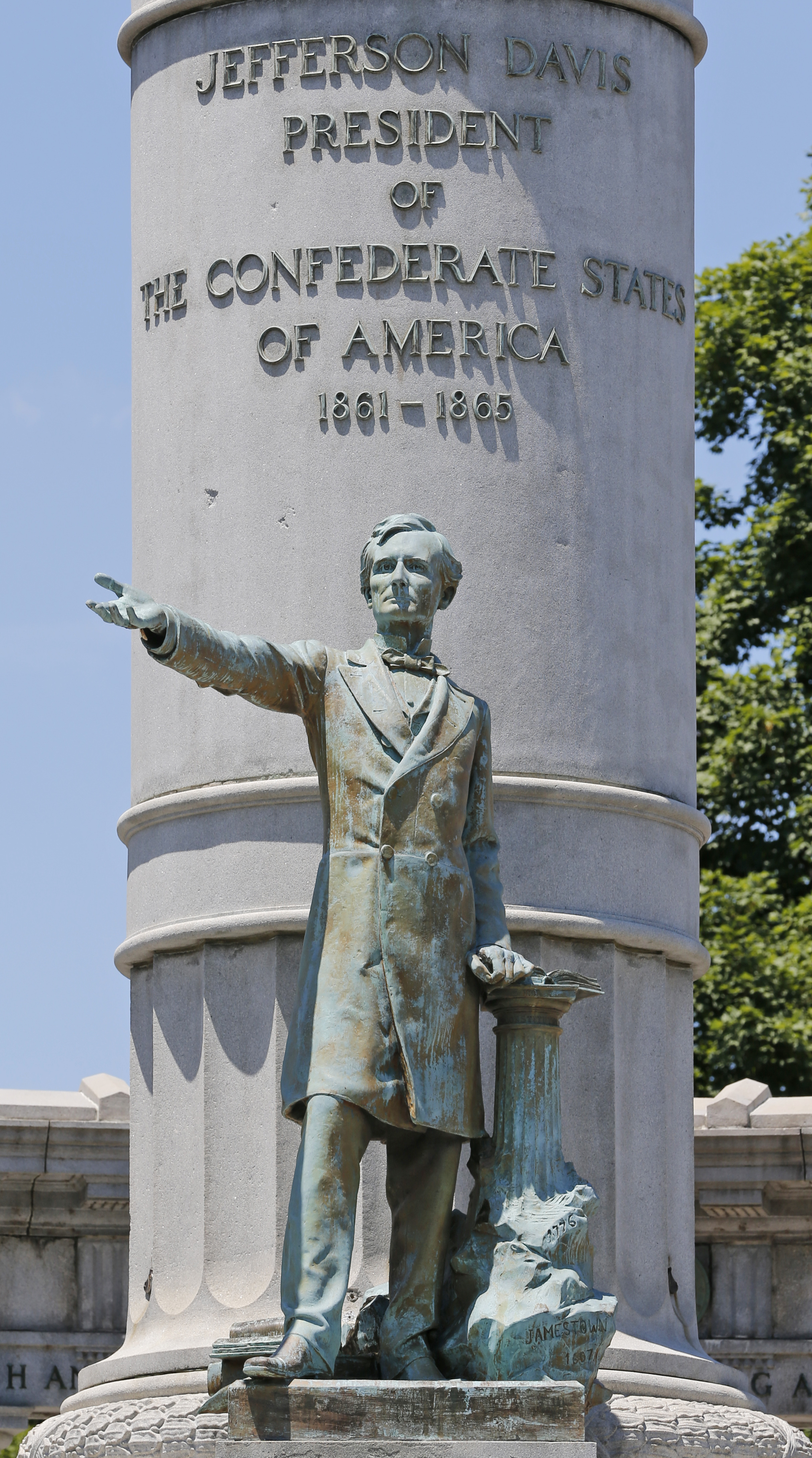 Jefferson Davis Statue Torn Down By Protesters In Richmond ...