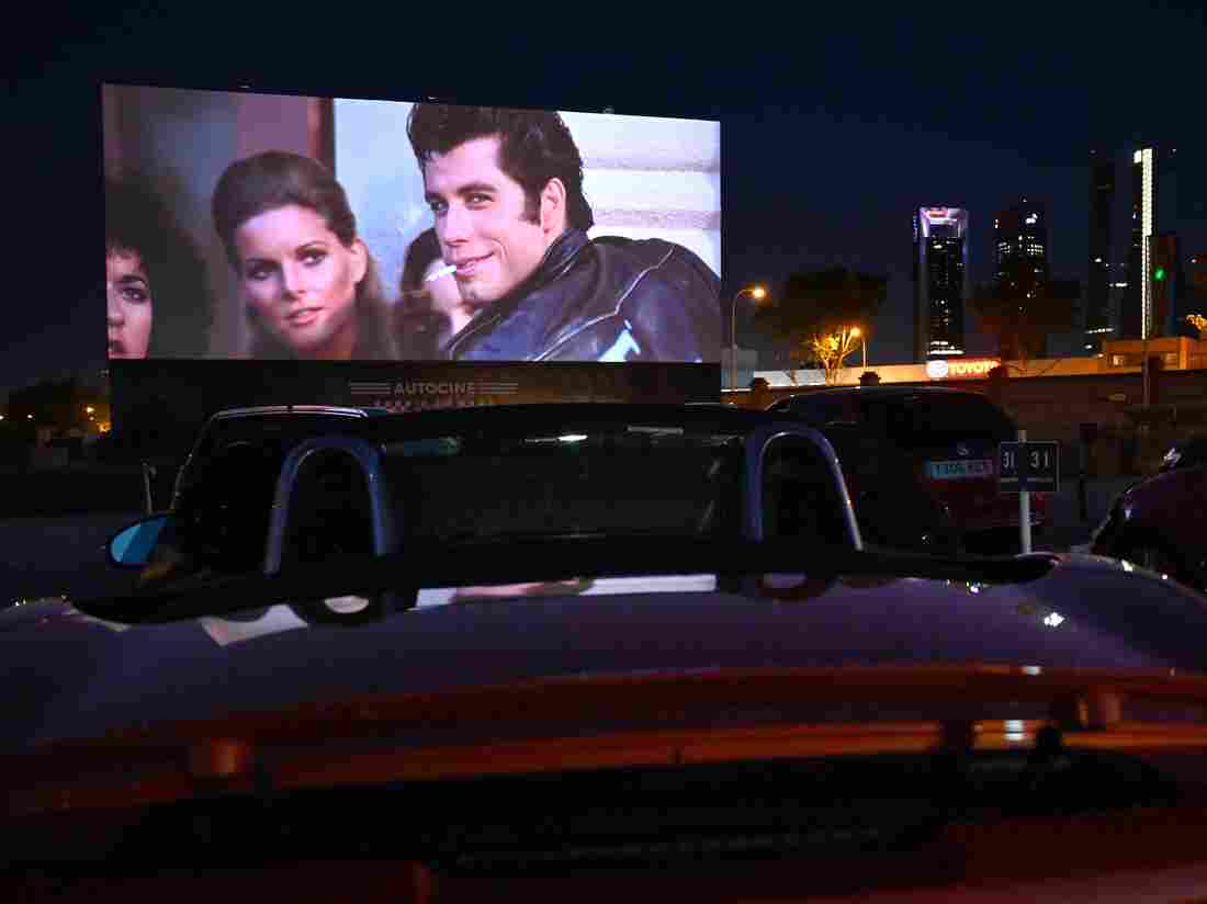 TOPSHOT - Cinema-goers in their cars attend the screening of the US musical romantic comedy film "Grease" during the reopening of the Autocine Madrid Race drive-in cinema, on May 27, 2020 in Madrid.(Photo by GABRIEL BOUYS/AFP via Getty Images)