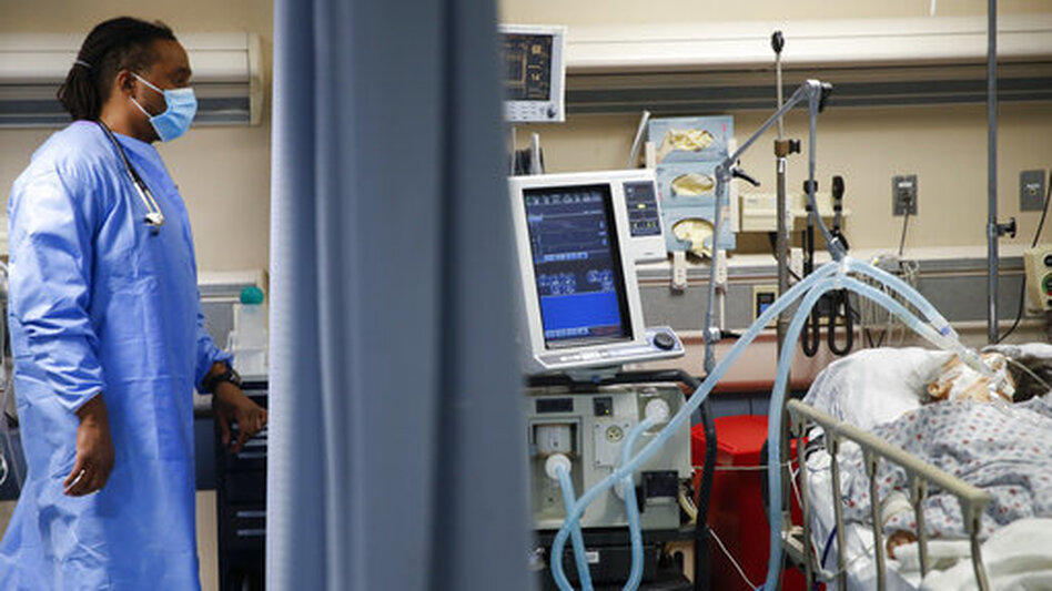 A COVID-19 patient is attached to a ventilator in April in the emergency room at St. Joseph's Medical Center in Yonkers, N.Y. A steroid treatment is showing promise in reducing mortality for patients on ventilators. (John Minchillo/AP)