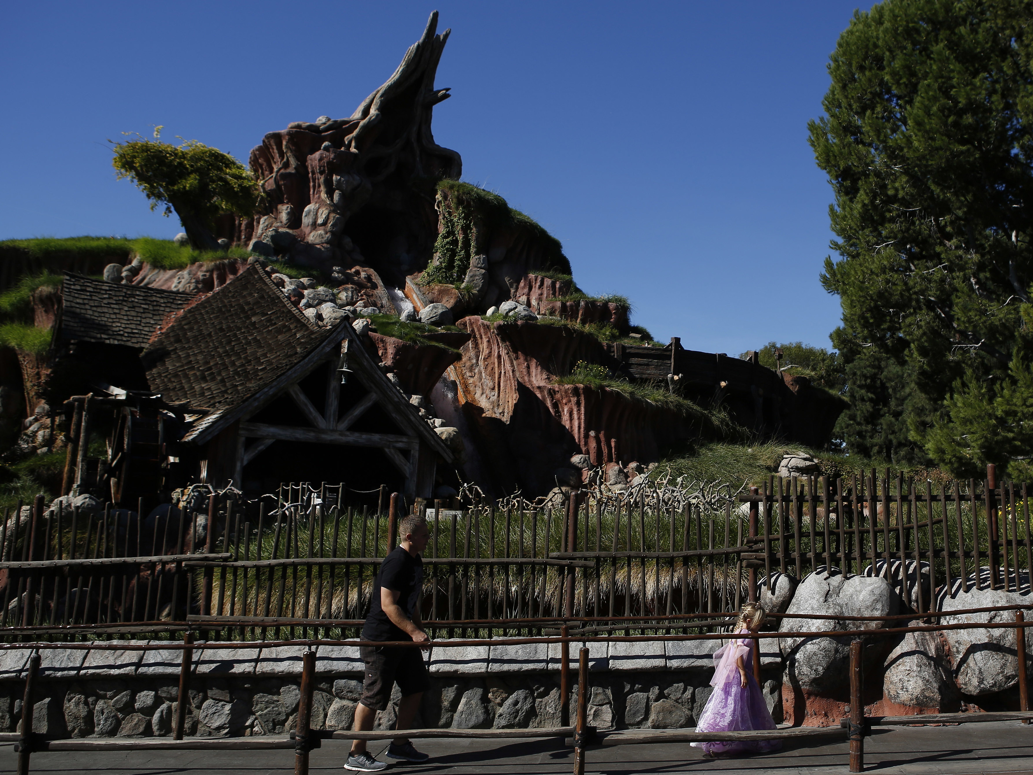 Guests walk in line to Splash Mountain at Disneyland in 2013. (Bloomberg via Getty Images)