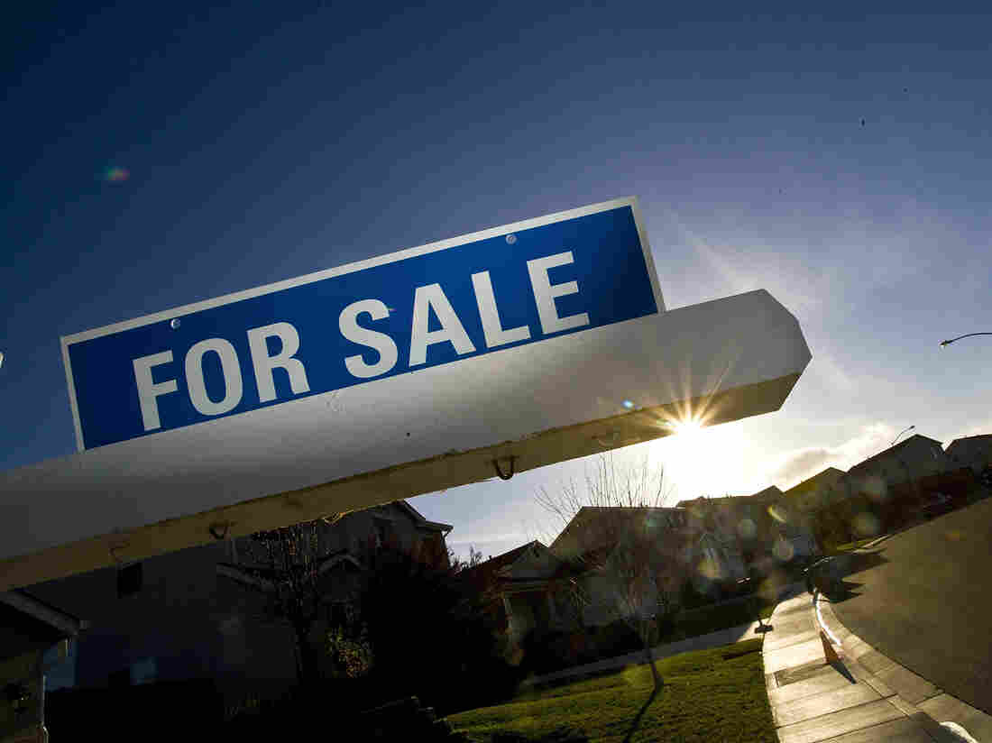 SAN FRANCISCO - JANUARY 30: A for sale sign is seen on a single family home January 30, 2008 in Vallejo, California. According to the California Association of Realtors in December sales of existing, single family homes in Bay Area homes dropped 38.1 percent from a year ago. (Photo by David Paul Morris/Getty Images)