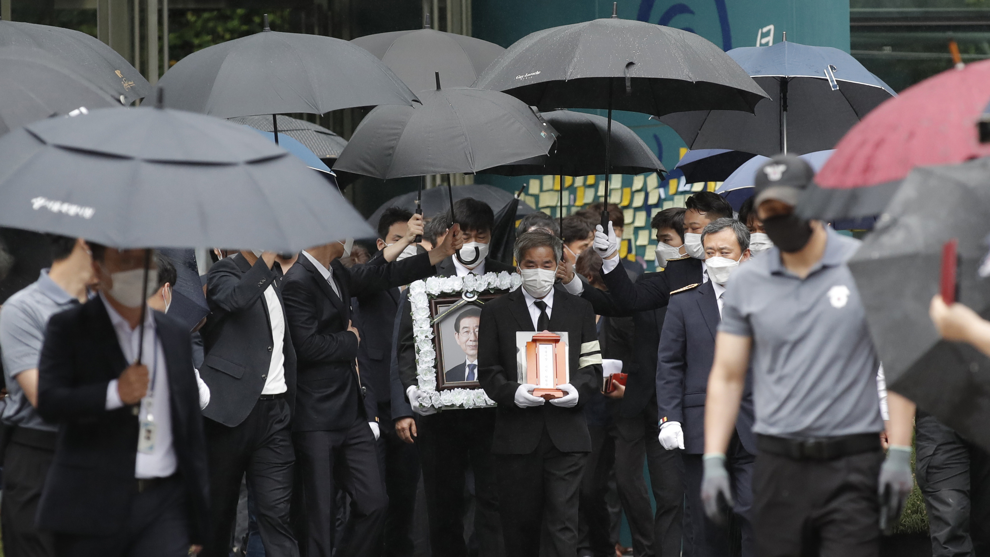 A group of mourners leaves the funeral of Seoul Mayor Park Won-soon at Seoul City Hall on Monday.