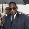 R. Kelly Associates Didakwa Karena Mencoba Menyuap, Mengintimidasi Penuduhnya