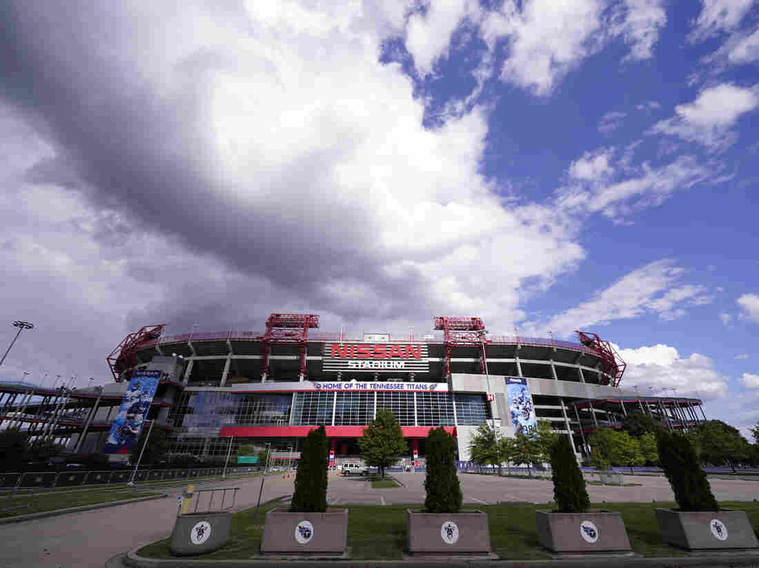 NFL Postpones First Game Due To COVID-19 Pandemic Following Tennessee Titans Outbreak 1 ap 20273737399438 39c4aaf9b1913fac3a1e72c8ee6d467a8df0419e s1100 c15