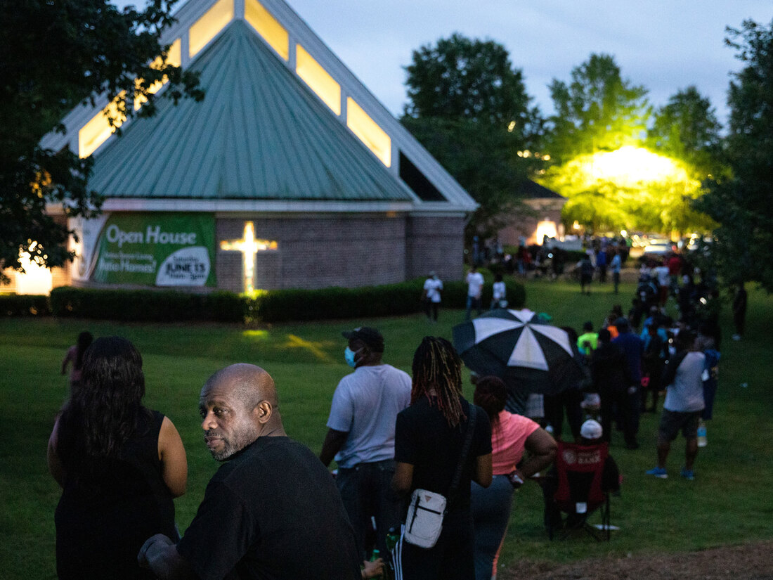 Why Do Nonwhite Georgia Voters Have To Wait in Line for Hours? : NPR