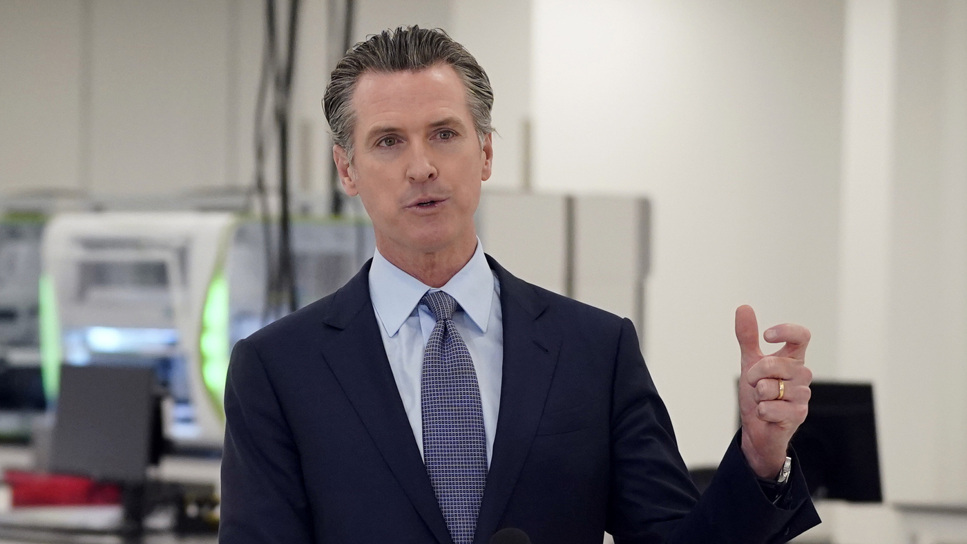 California Gov. Gavin Newsom, Family Quarantining After 3 Kids Exposed(02)