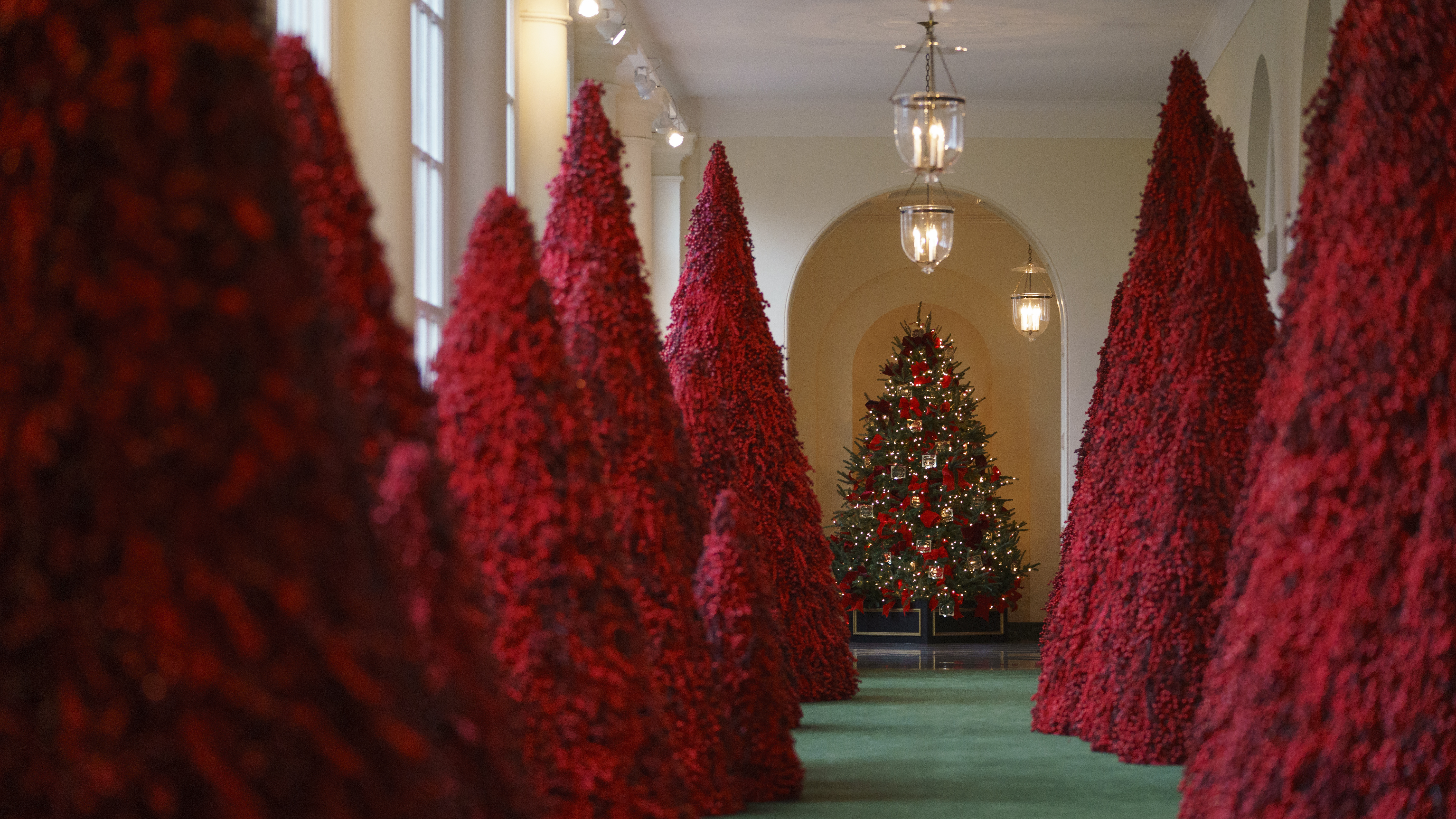 Melania Trump\'s 2020 Christmas Decorations Are Unconventionally ...