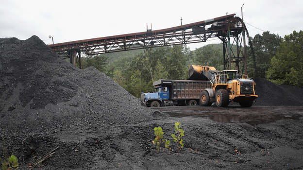 A truck is loaded with coal at a mine on August 26, 2019 near Cumberland, Kentucky. (Scott Olson/Getty Images)