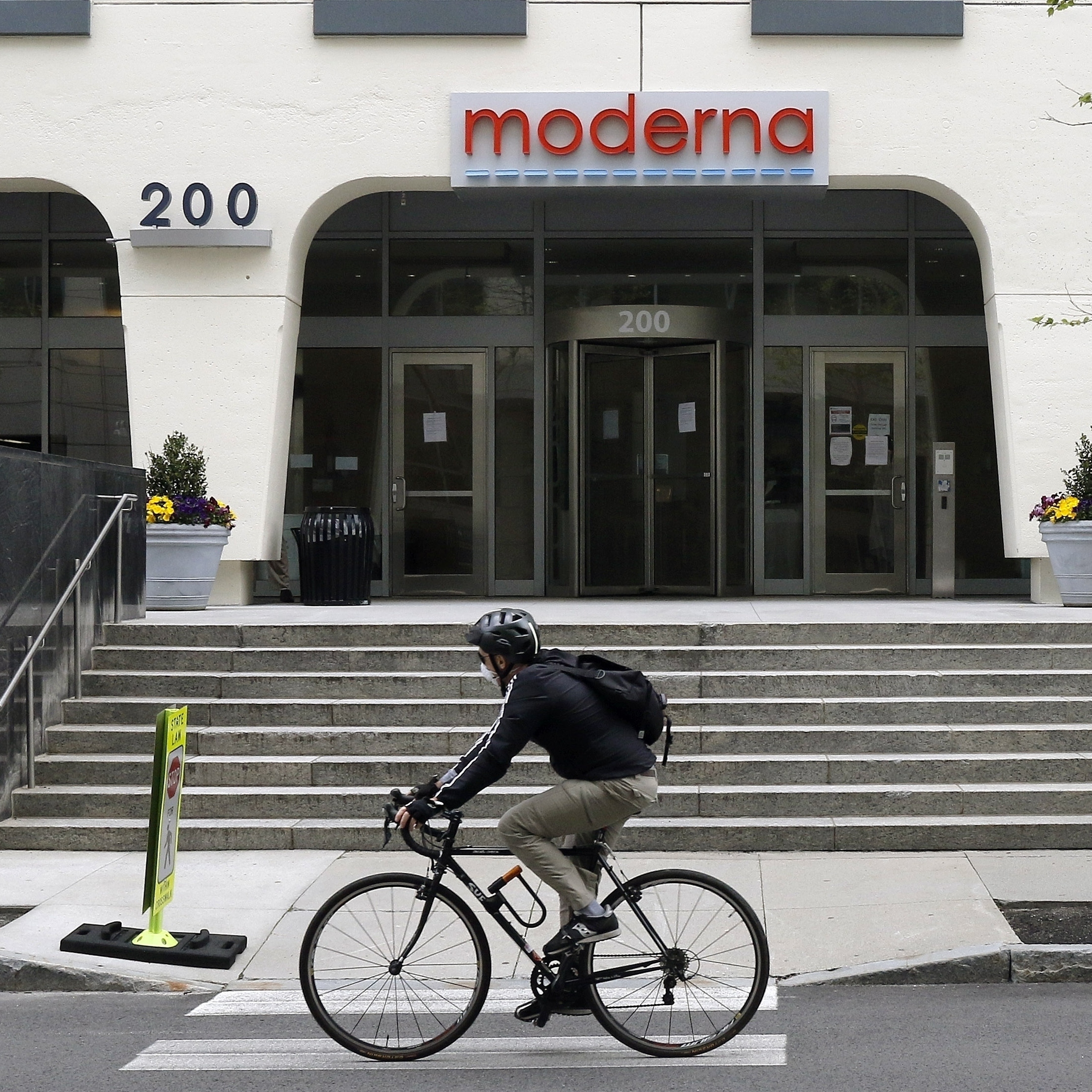 FDA Panel Recommends Moderna's COVID-19 Vaccine For Emergency Use