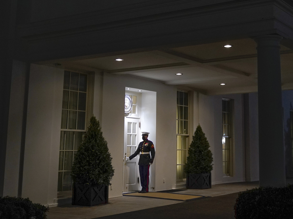 A Marine stands outside the entrance to the West Wing of the White House, signifying President Donald Trump is in the Oval Office, on Thurs., Jan. 7, 2021. (Patrick Semansky/AP)